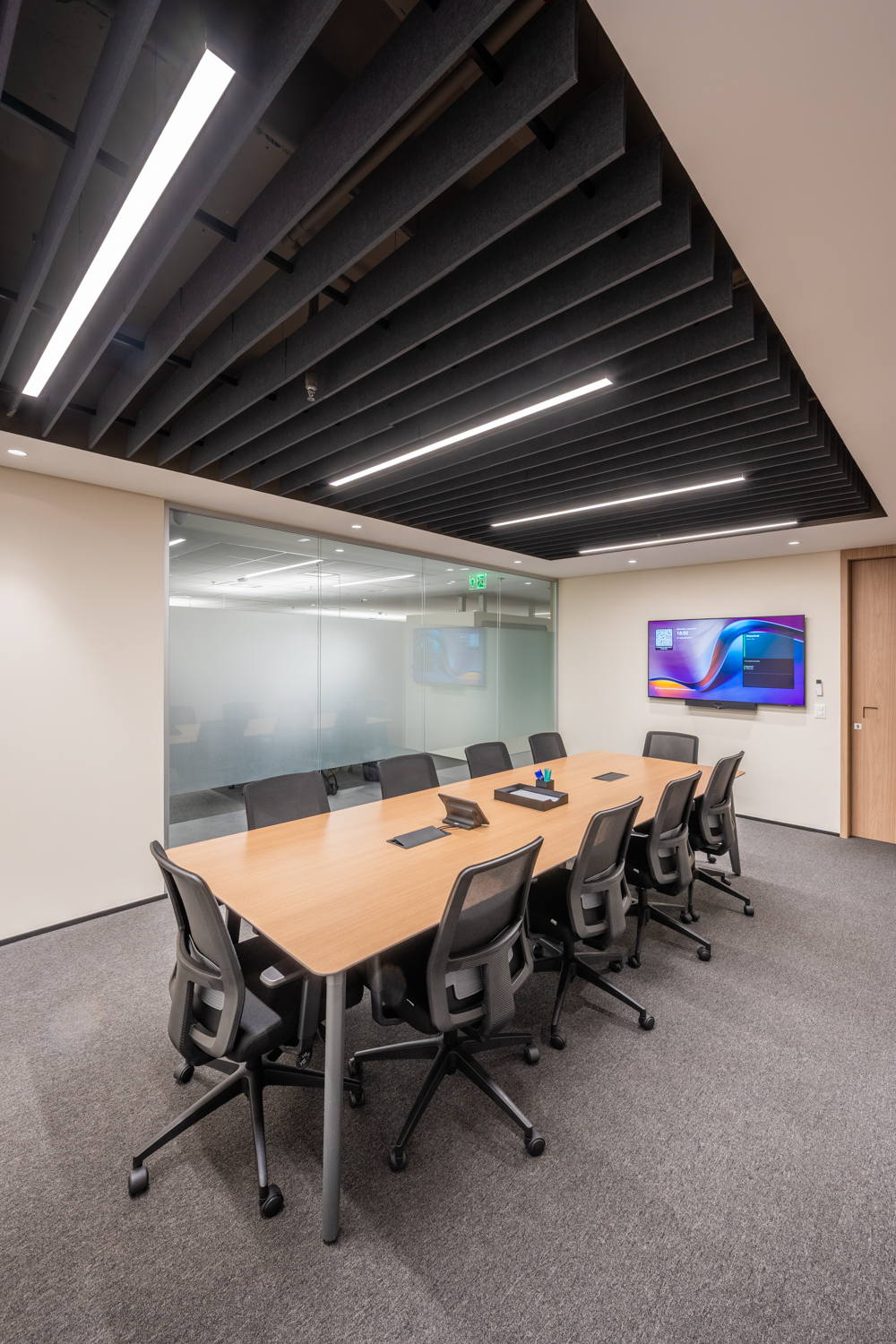 Sala de reunião com iluminação linear